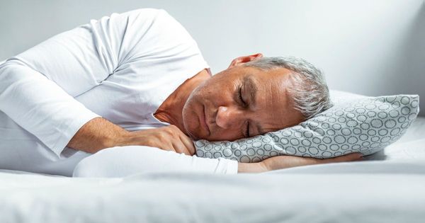 W jaki sposób spanie na boku może chronić przed chorobą Alzheimera?