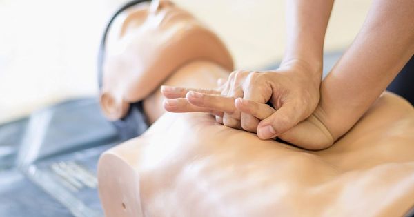 Jeśli nie znasz zasad resuscytacji krążeniowo-oddechowej, po obejrzeniu tego nagrania zrozumiesz jak ją wykonywać